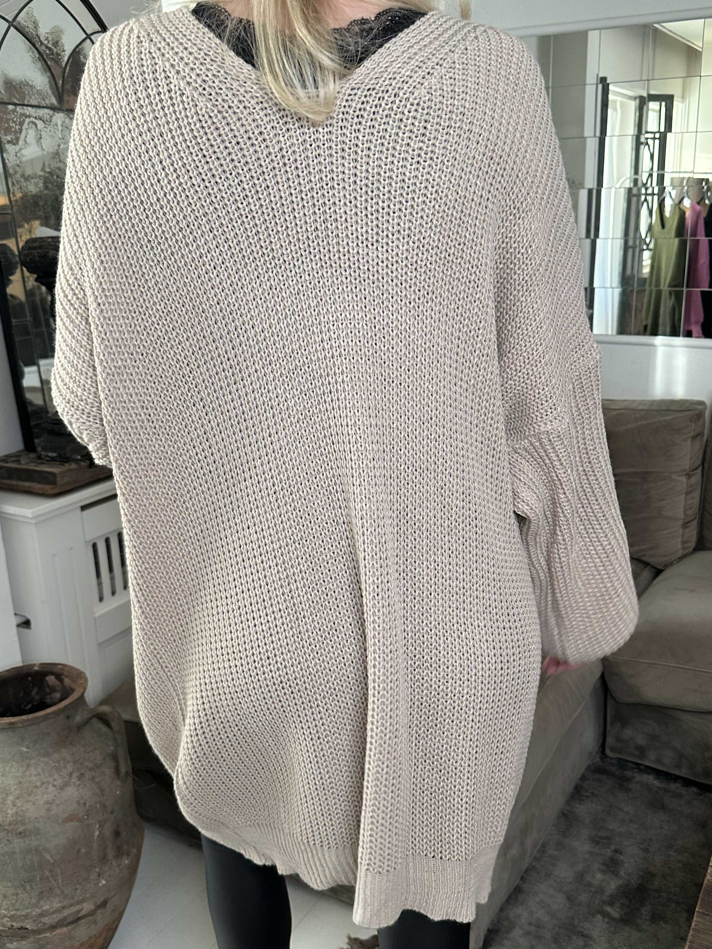 Diana - Fin strikkjole med ballonærmer og sløjfer